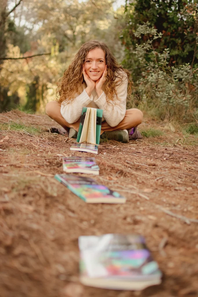 Emma Mussoll en el bosque con libros